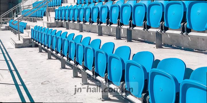 记分板亮着3:2，主队球迷挥动围巾，倒计时停在第89分钟。